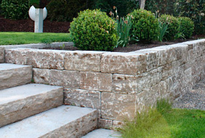 Mauern aus Natursteinen im Garten